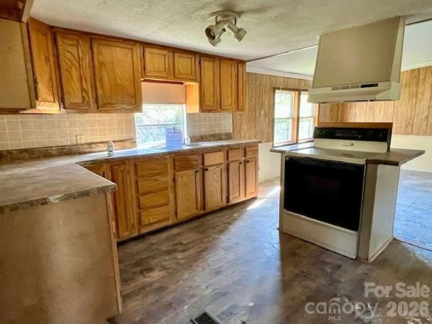 97 Oakland Drive, Burnsville, NC 28714.  MLS# CAR4332578, YatesRealty ID 18752. Kitchen