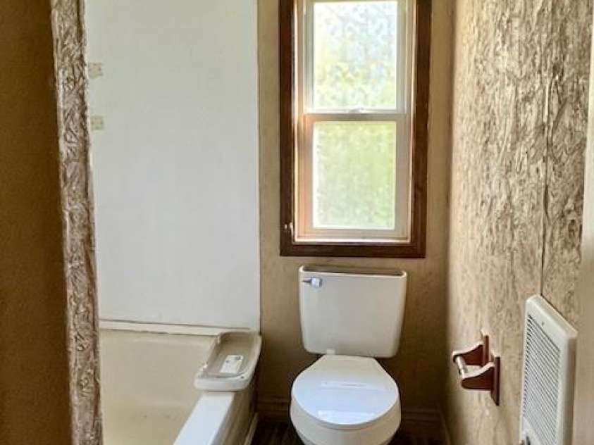 97 Oakland Drive, Burnsville, NC 28714.  MLS# CAR4332578, YatesRealty ID 18752. Second Bathroom