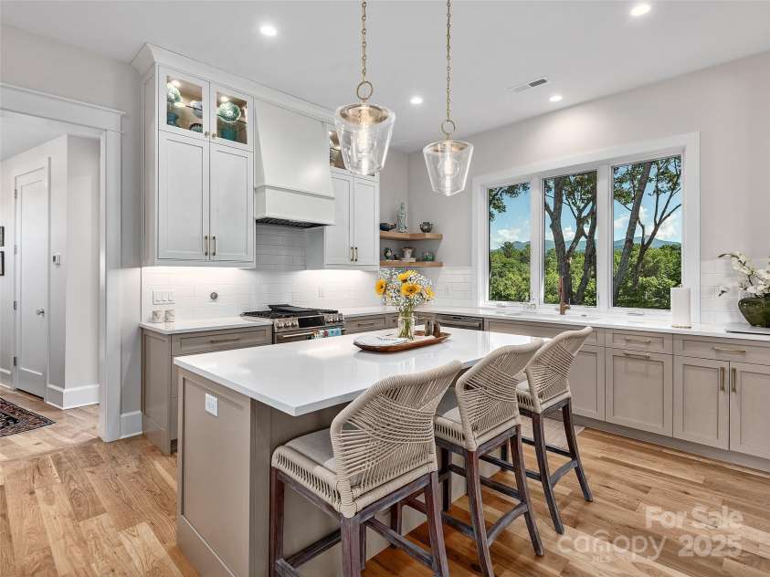 162 Riverbend Forest Drive, Asheville, NC 28805.  MLS# CAR4238512, YatesRealty ID 18754. 