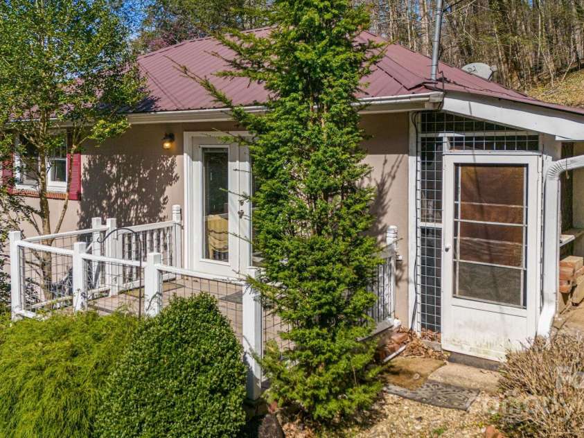 153 Skyway Drive, Marshall, NC 28753.  MLS# CAR4239069, YatesRealty ID 18756. Garage Apartment