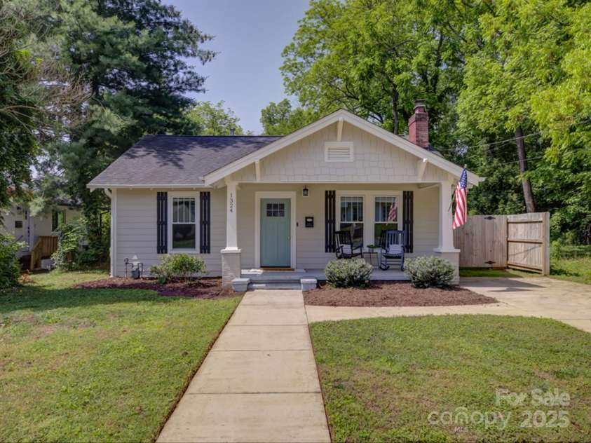 1324 35th Street, Charlotte, NC 28205.  MLS# CAR4256181, YatesRealty ID 18758. 