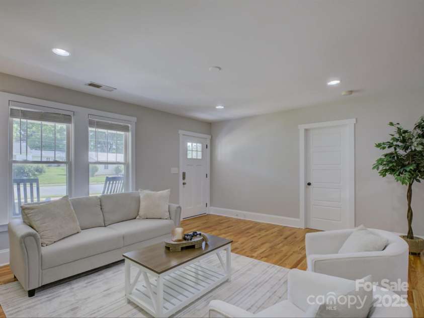 1324 35th Street, Charlotte, NC 28205.  MLS# CAR4256181, YatesRealty ID 18758. 
