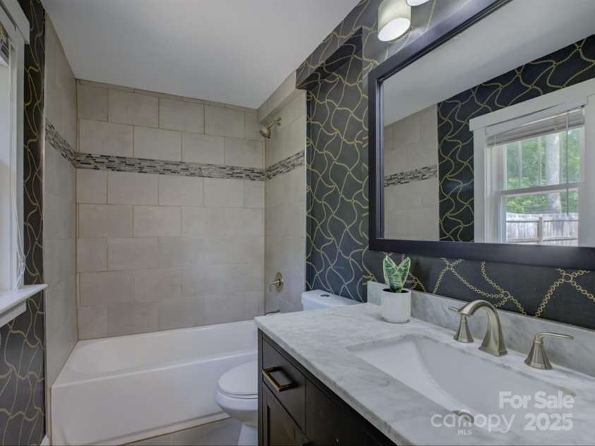 1324 35th Street, Charlotte, NC 28205.  MLS# CAR4256181, YatesRealty ID 18758. 