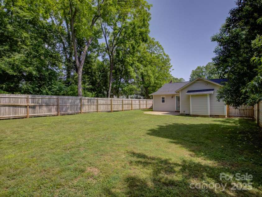 1324 35th Street, Charlotte, NC 28205.  MLS# CAR4256181, YatesRealty ID 18758. 