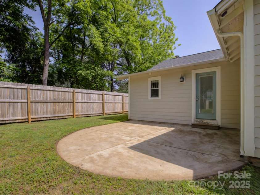 1324 35th Street, Charlotte, NC 28205.  MLS# CAR4256181, YatesRealty ID 18758. 