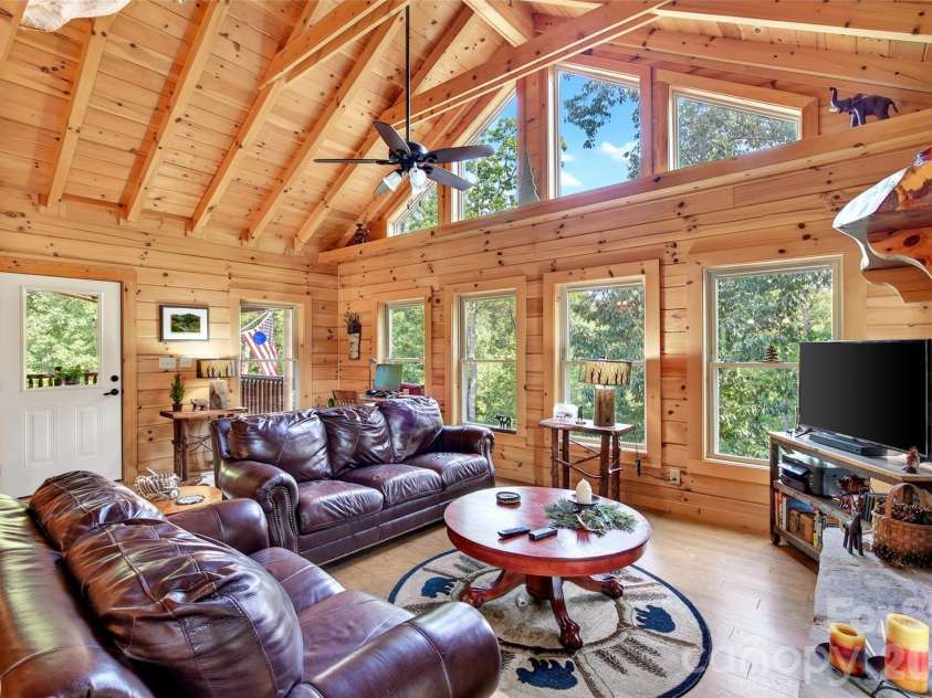 96 Boysenberry Drive, Nebo, NC 28761.  MLS# CAR4378024, YatesRealty ID 18759. Just inside the front door