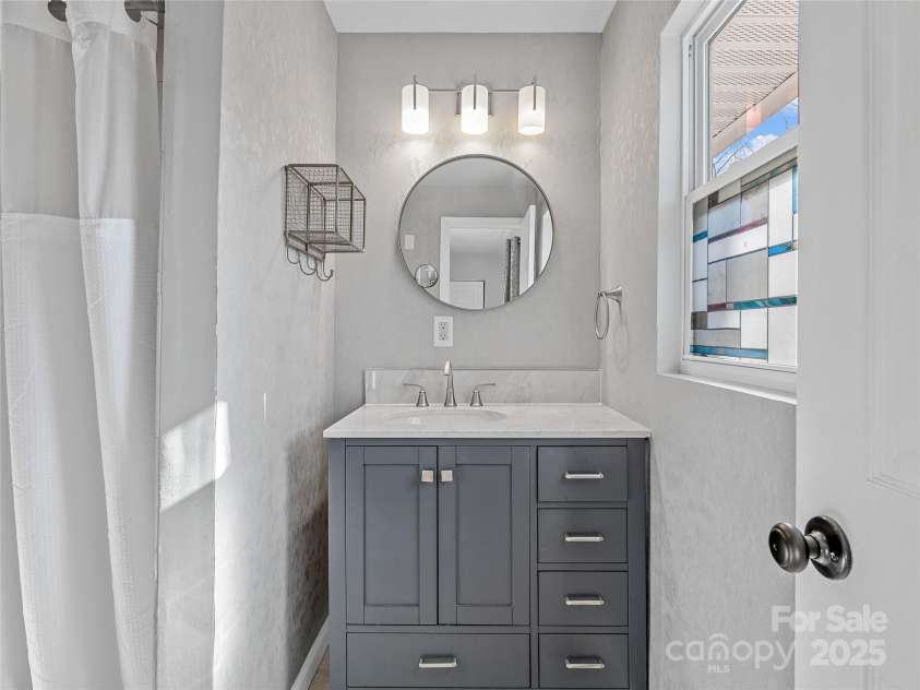 435 Thermal View Drive, Tryon, NC 28782.  MLS# CAR4334421, YatesRealty ID 1876. Primary Bath