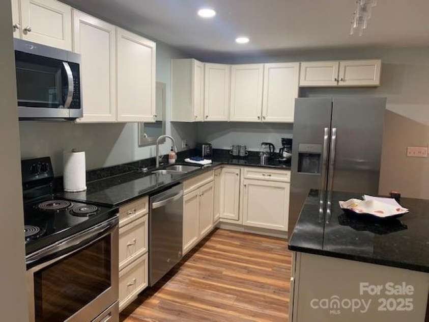 50A LAKEMONT COTTAGE Trail, Flat Rock, NC 28739.  MLS# CAR4233263, YatesRealty ID 1876. ISLAND KITCHEN