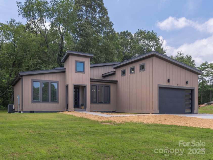 71 Scott Meadows Drive, Asheville, NC 28806.  MLS# CAR4268942, YatesRealty ID 18760. 