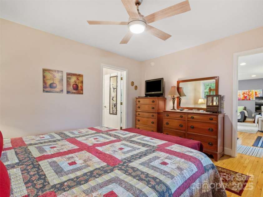 138 Down To Earth Drive, Burnsville, NC 28714.  MLS# CAR4266616, YatesRealty ID 18761. 