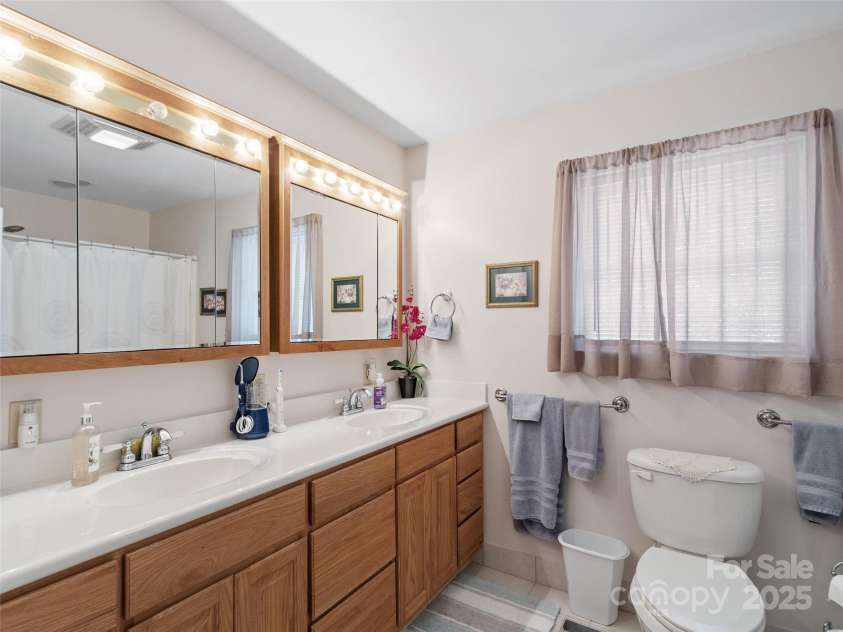 138 Down To Earth Drive, Burnsville, NC 28714.  MLS# CAR4266616, YatesRealty ID 18761. 