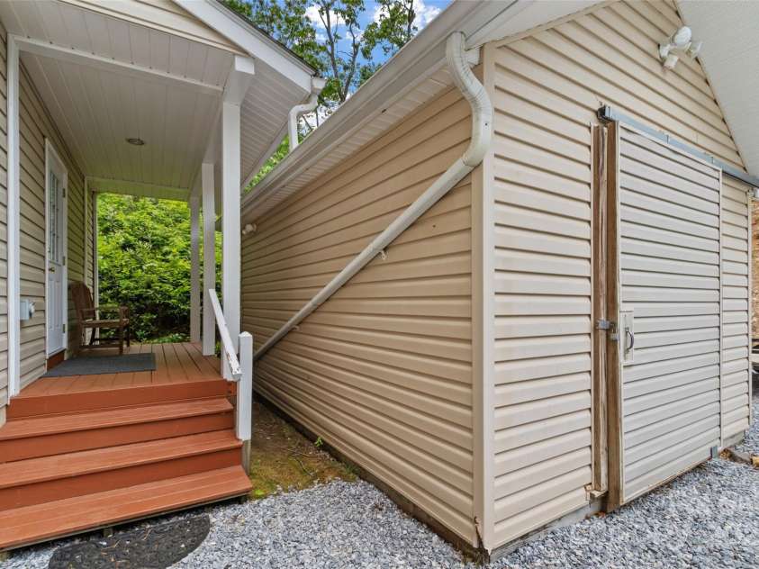 138 Down To Earth Drive, Burnsville, NC 28714.  MLS# CAR4266616, YatesRealty ID 18761. 