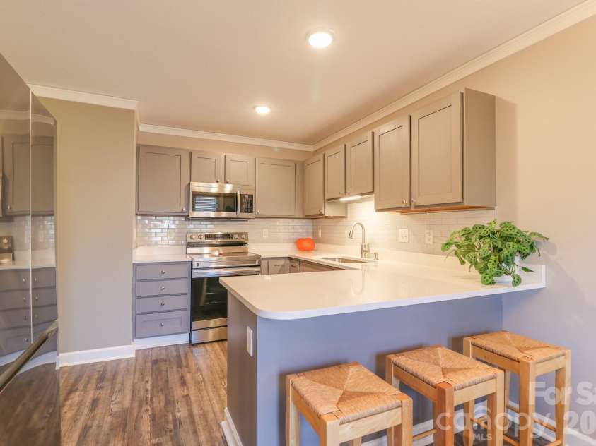 48 Olde Covington Way, Arden, NC 28704.  MLS# CAR4311026, YatesRealty ID 18761. Breakfast Bar