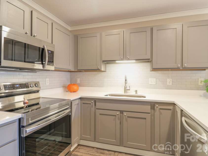 48 Olde Covington Way, Arden, NC 28704.  MLS# CAR4311026, YatesRealty ID 18761. Kitchen 1