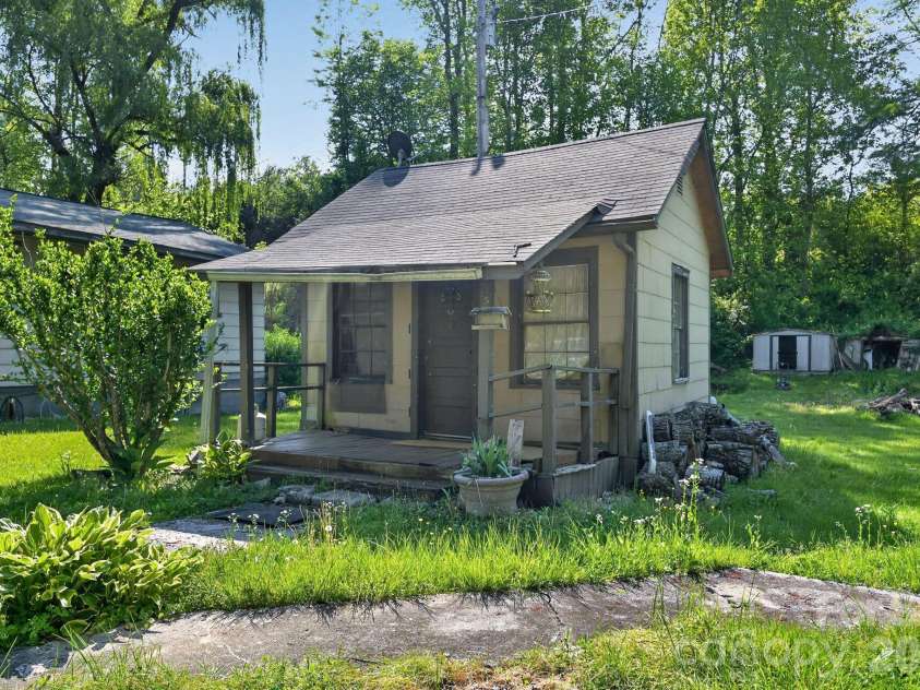 44 Dragonfly Lane, Whittier, NC 28789.  MLS# CAR4377238, YatesRealty ID 18762. 