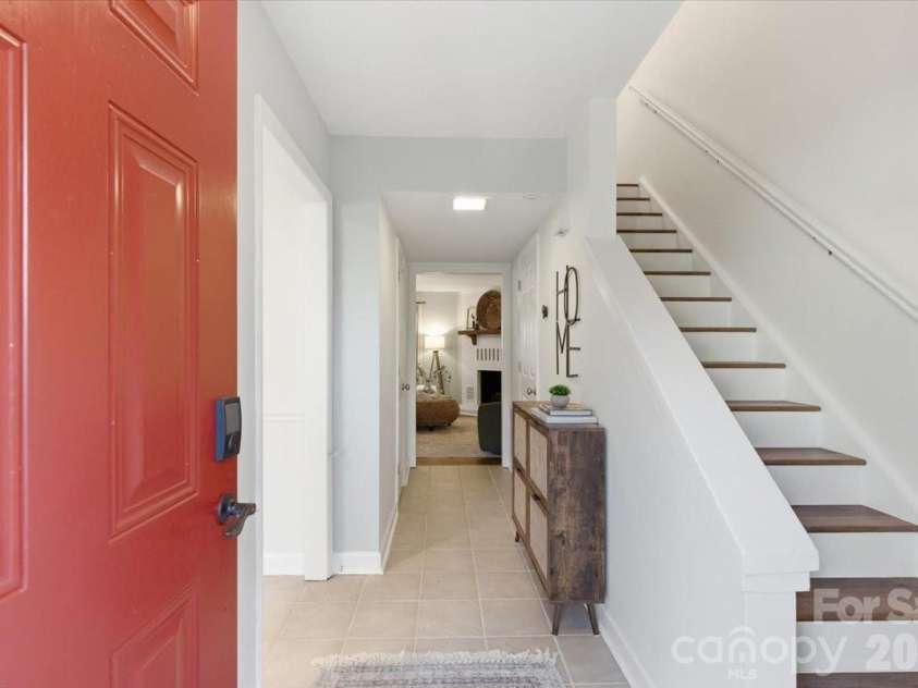 2705 New Hamlin Way, Charlotte, NC 28210.  MLS# CAR4358259, YatesRealty ID 18763. Entryway