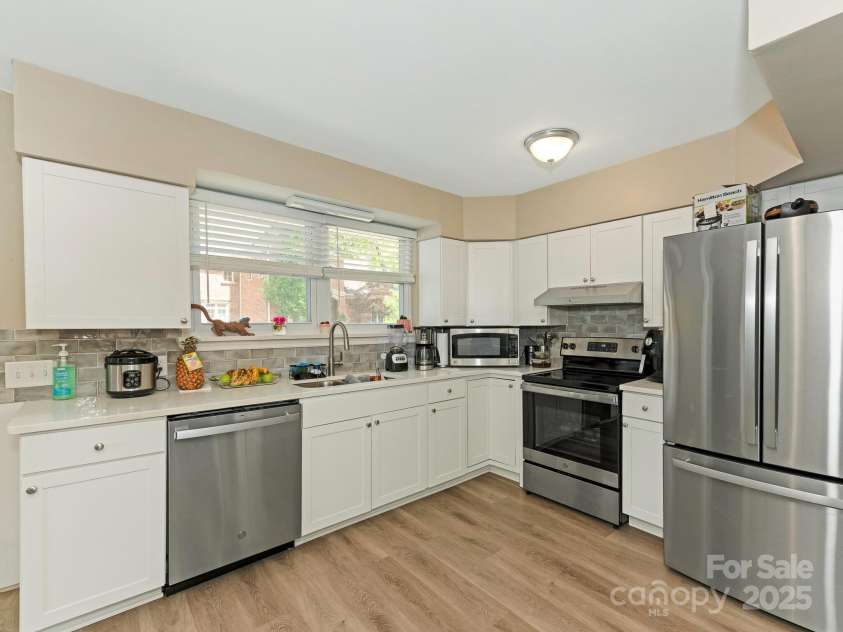 1301 Kings Drive, Charlotte, NC 28207.  MLS# CAR4253183, YatesRealty ID 18764. 