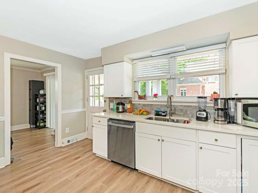 1301 Kings Drive, Charlotte, NC 28207.  MLS# CAR4253183, YatesRealty ID 18764. 