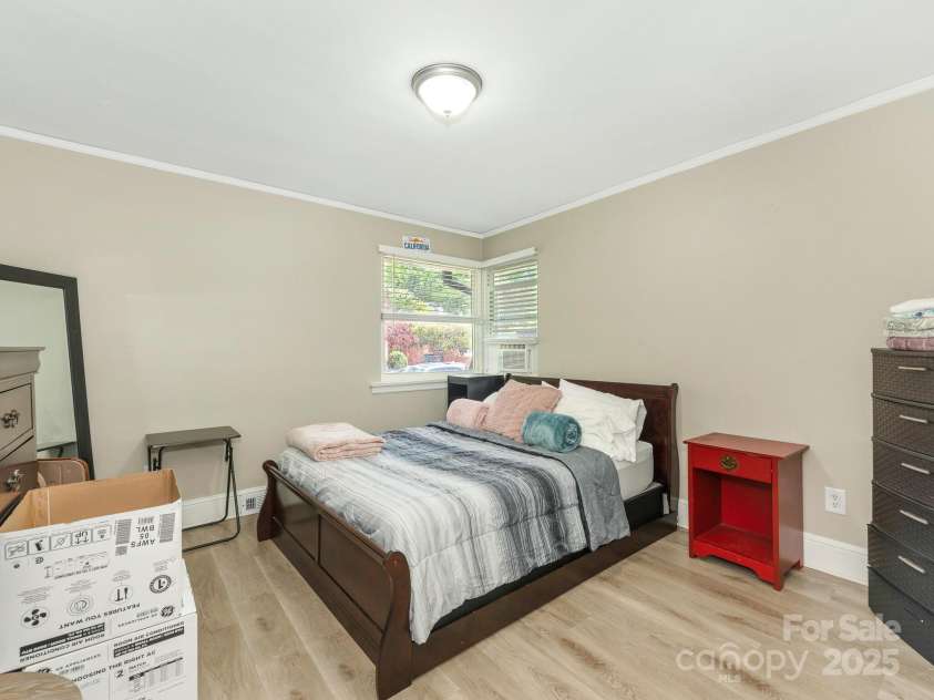 1301 Kings Drive, Charlotte, NC 28207.  MLS# CAR4253183, YatesRealty ID 18764. 