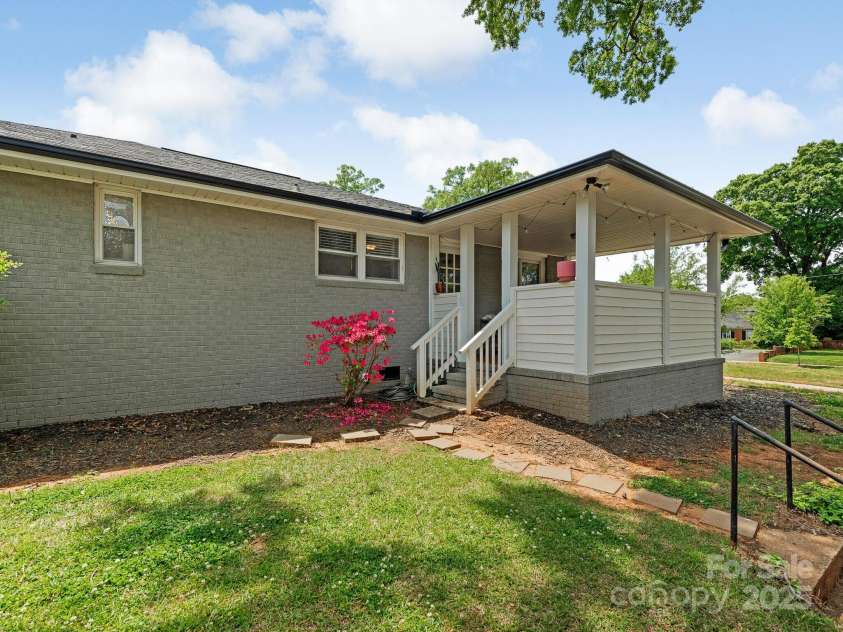 1301 Kings Drive, Charlotte, NC 28207.  MLS# CAR4253183, YatesRealty ID 18764. 