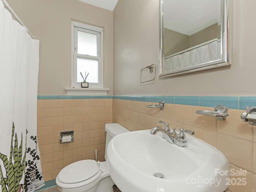 1301 Kings Drive, Charlotte, NC 28207.  MLS# CAR4253183, YatesRealty ID 18764. 
