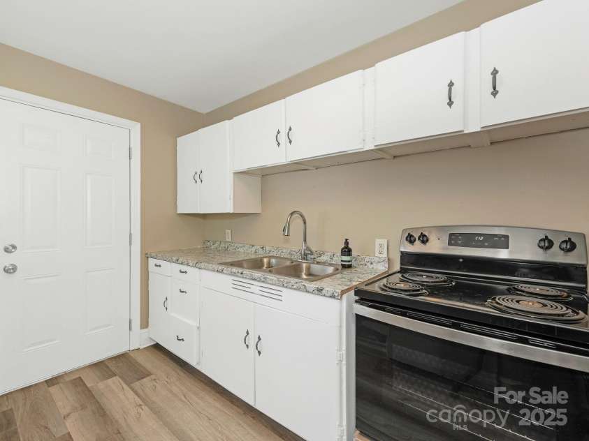 1301 Kings Drive, Charlotte, NC 28207.  MLS# CAR4253183, YatesRealty ID 18764. 