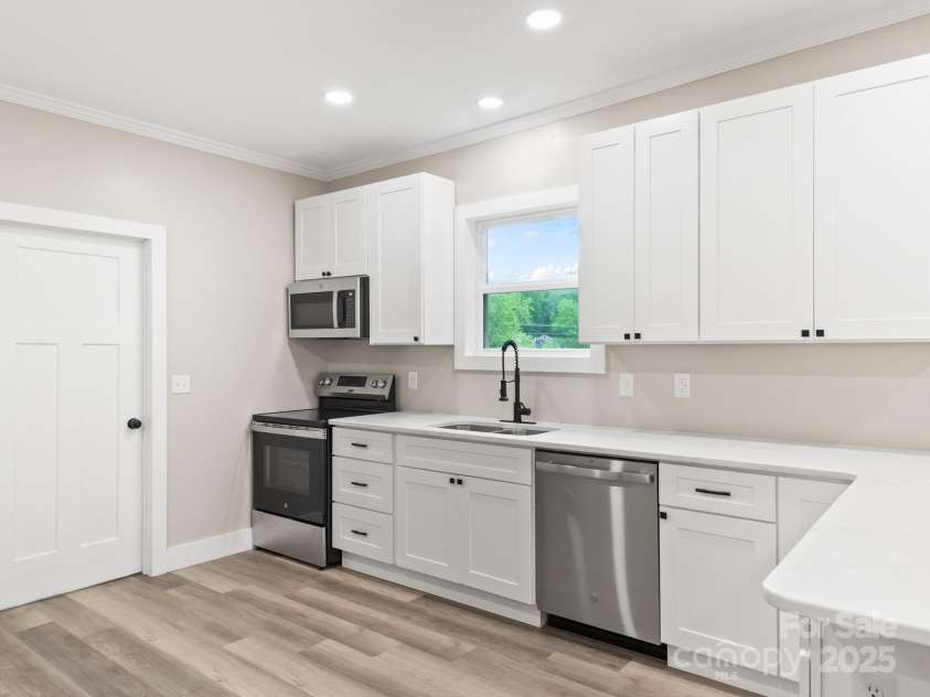 123 Edwards Avenue, Swannanoa, NC 28778.  MLS# CAR4265830, YatesRealty ID 18765. 