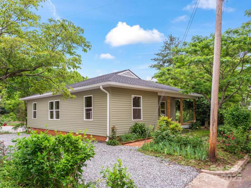 123 Edwards Avenue, Swannanoa, NC 28778.  MLS# CAR4265830, YatesRealty ID 18765. 