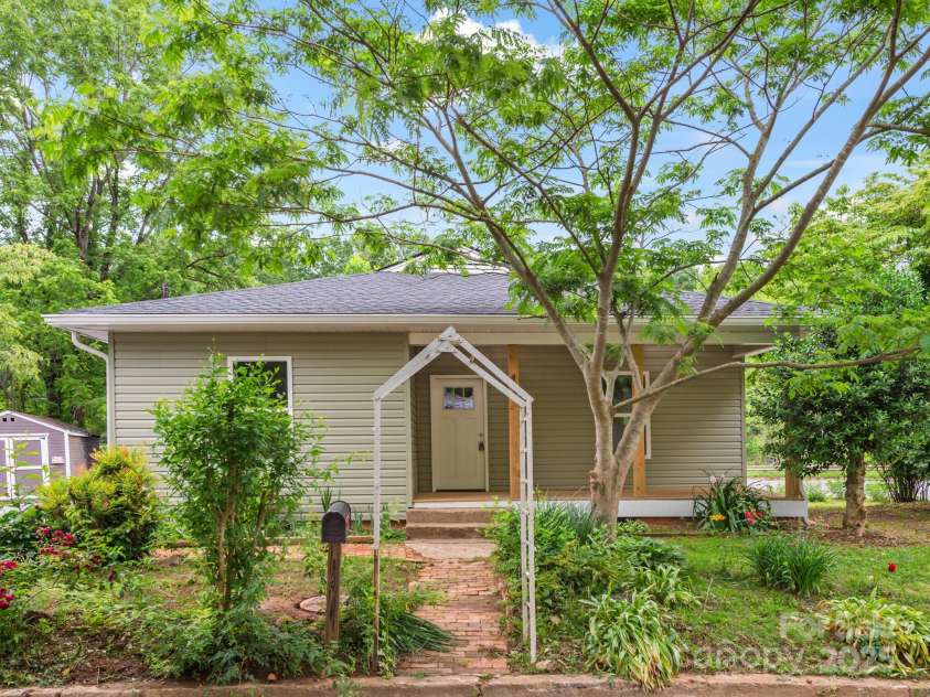 123 Edwards Avenue, Swannanoa, NC 28778.  MLS# CAR4265830, YatesRealty ID 18765. 