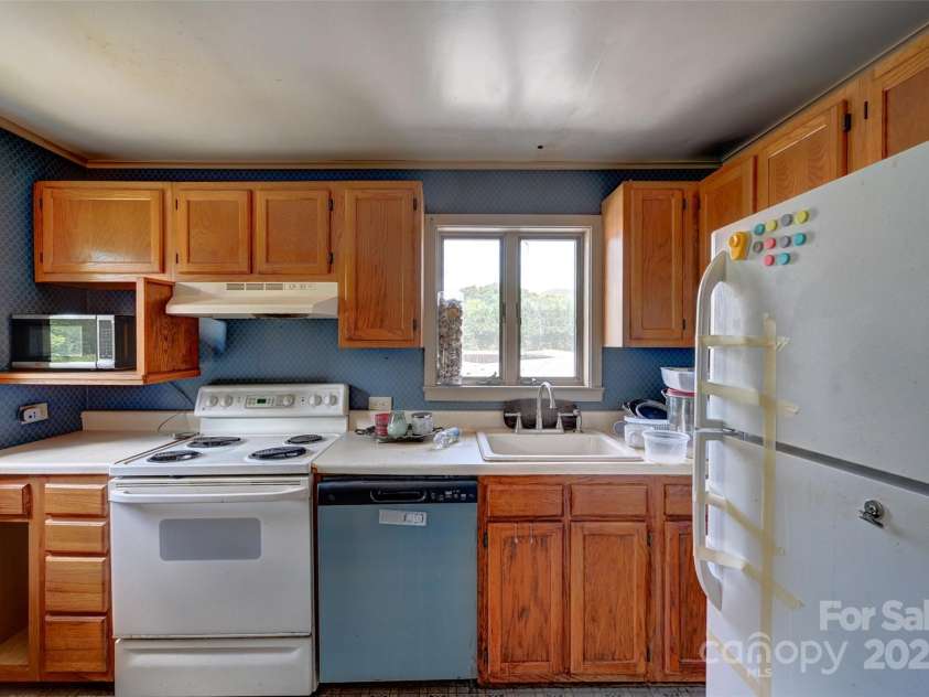 3960 Old Clyde Road, Clyde, NC 28721.  MLS# CAR4267100, YatesRealty ID 18773. 