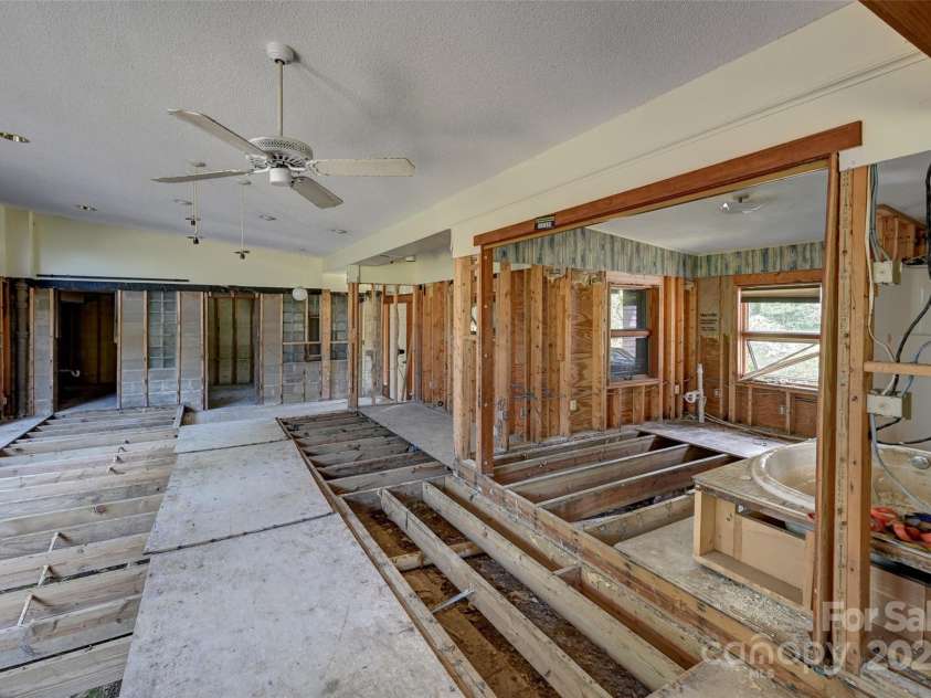 3960 Old Clyde Road, Clyde, NC 28721.  MLS# CAR4267100, YatesRealty ID 18773. 