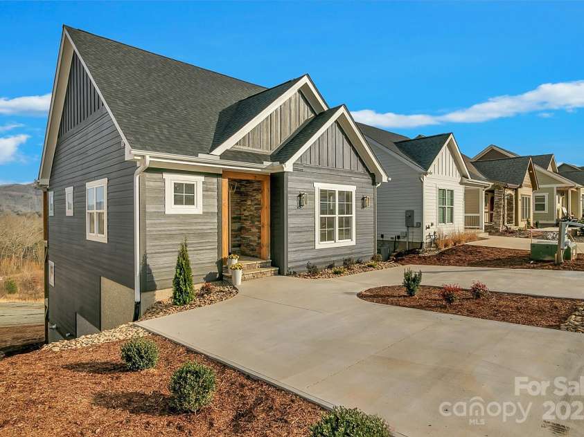 122 Chepstow Place, Black Mountain, NC 28711.  MLS# CAR4219797, YatesRealty ID 18778. 