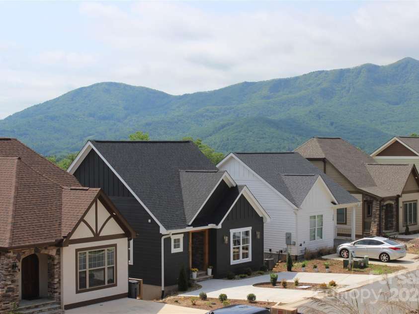 122 Chepstow Place, Black Mountain, NC 28711.  MLS# CAR4219797, YatesRealty ID 18778. 