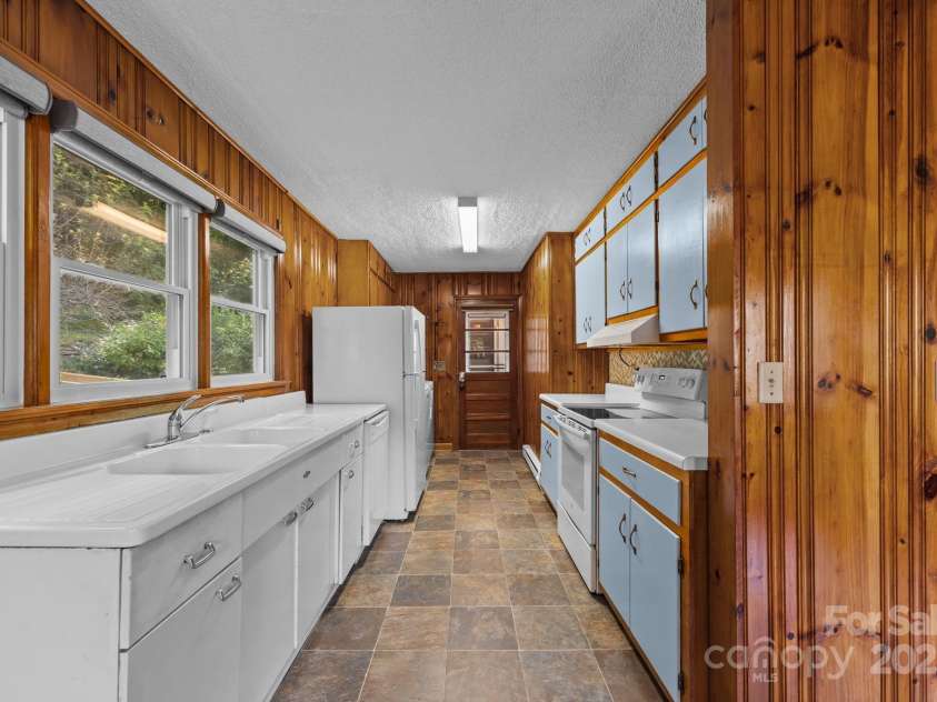 255 Red Bank Road, Waynesville, NC 28786.  MLS# CAR4302636, YatesRealty ID 18780. 