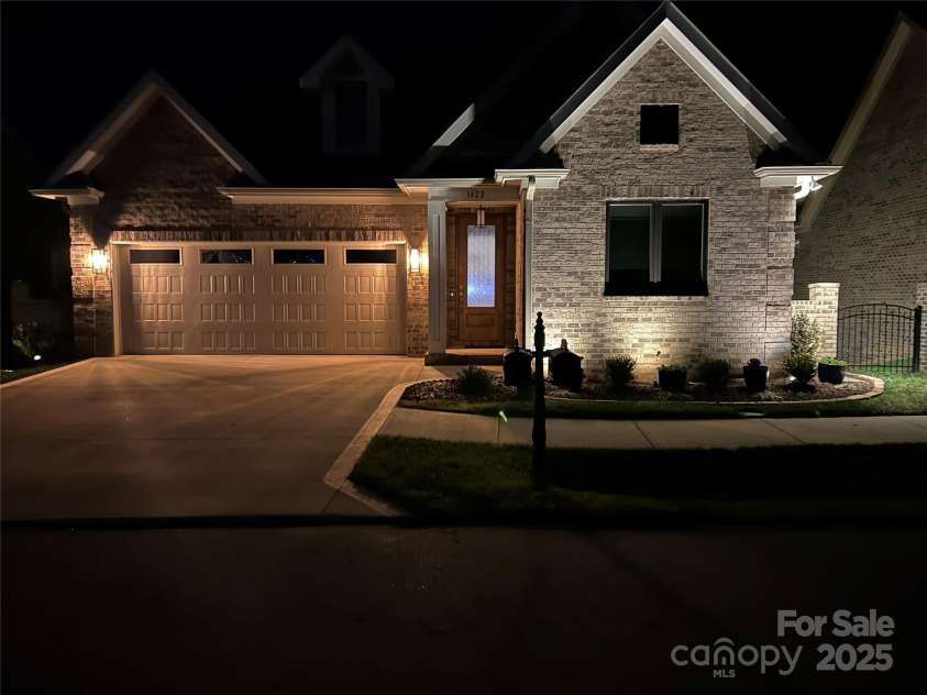 1422 Spring Ridge Lane, Denver, NC 28037.  MLS# CAR4209796, YatesRealty ID 18781. Custom lighting front