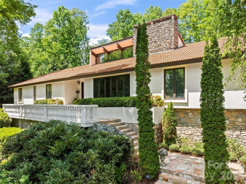 69 Forest Road, Asheville, NC 28803.  MLS# CAR4376506, YatesRealty ID 18781. Exterior Right