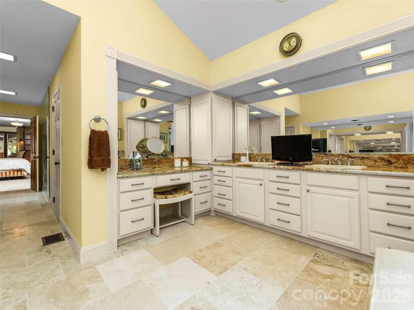 69 Forest Road, Asheville, NC 28803.  MLS# CAR4376506, YatesRealty ID 18781. Primary Bathroom