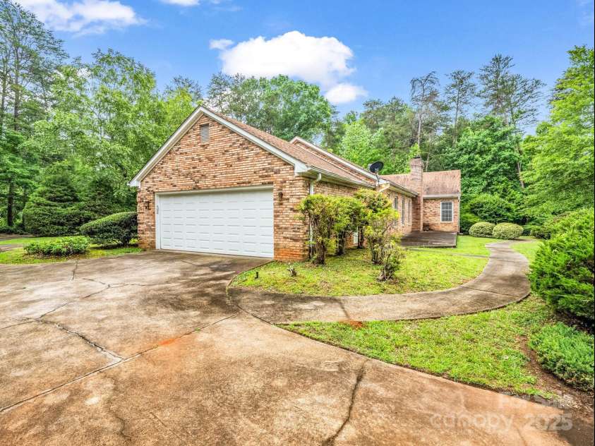 2000 Golf Course Road, Columbus, NC 28722.  MLS# CAR4268144, YatesRealty ID 18782. 