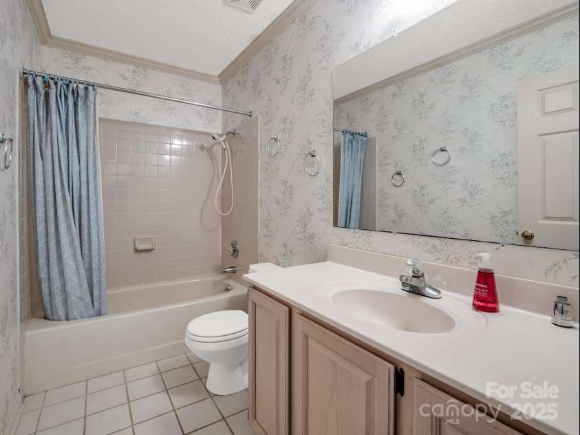 2000 Golf Course Road, Columbus, NC 28722.  MLS# CAR4268144, YatesRealty ID 18782. Full hall bath.