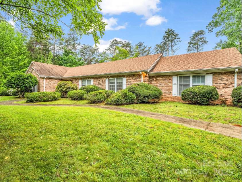 2000 Golf Course Road, Columbus, NC 28722.  MLS# CAR4268144, YatesRealty ID 18782. Welcome Home!