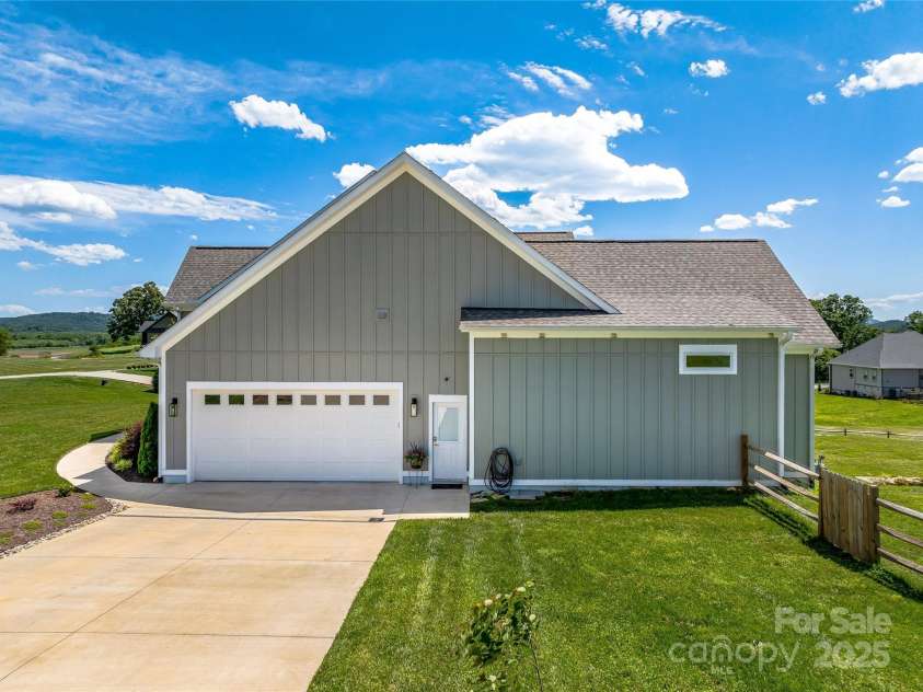 16 Pisgah Ridge Trail, Mills River, NC 28759.  MLS# CAR4257871, YatesRealty ID 18784. 