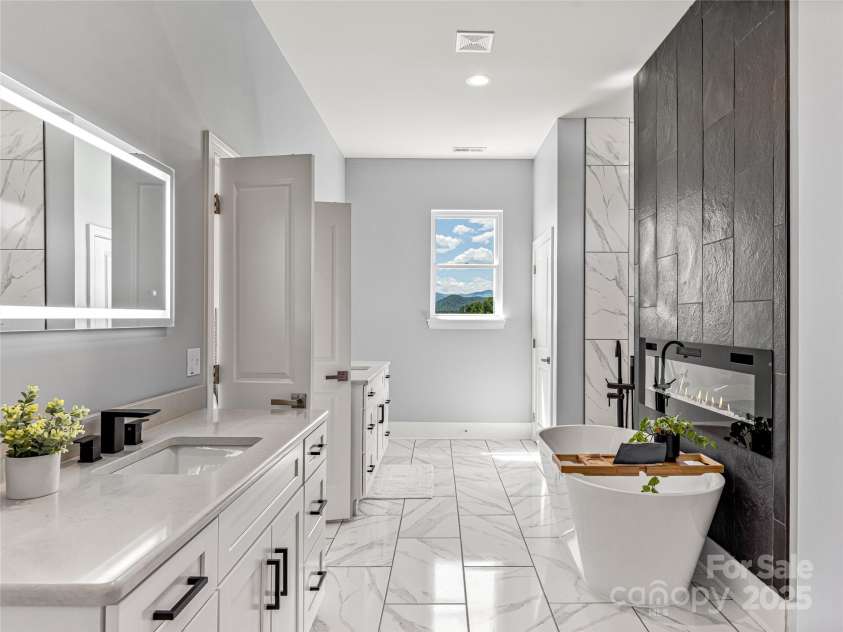 16 Pisgah Ridge Trail, Mills River, NC 28759.  MLS# CAR4257871, YatesRealty ID 18784. En-Suite Bath from Primary Bedroom