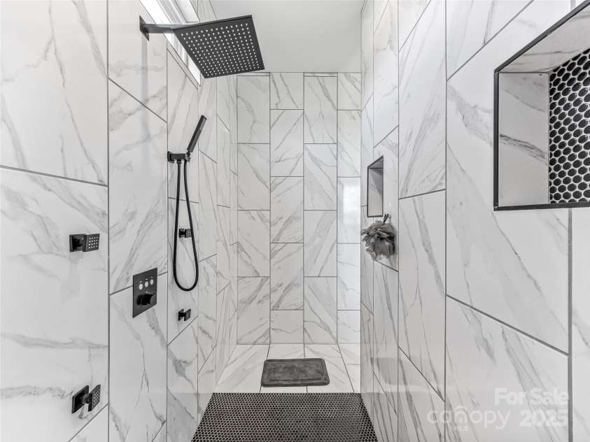 16 Pisgah Ridge Trail, Mills River, NC 28759.  MLS# CAR4257871, YatesRealty ID 18784. Luxurious Double Shower