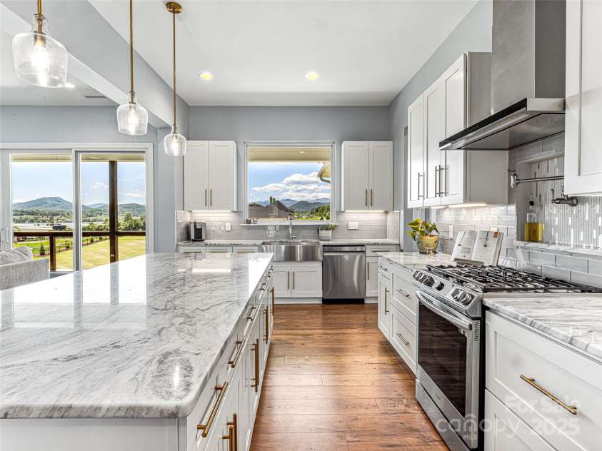 16 Pisgah Ridge Trail, Mills River, NC 28759.  MLS# CAR4257871, YatesRealty ID 18784. Modern Kitchen