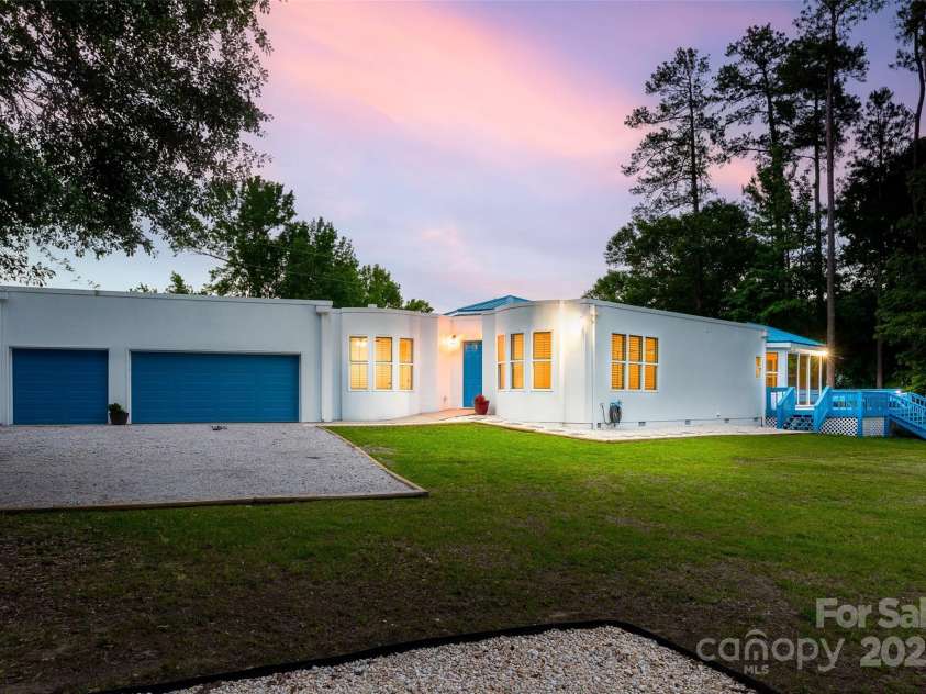 3911 Sandy Point Drive, York, SC 29745.  MLS# CAR4258405, YatesRealty ID 18785. Three car garage for all of the lake tosy