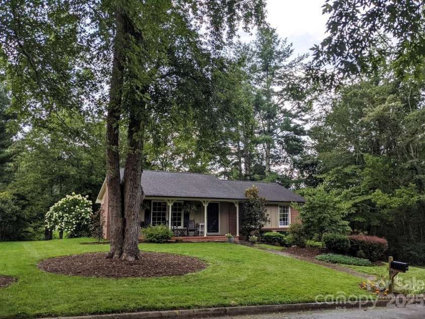 321 Donnybrook Drive, Asheville, NC 28806.  MLS# CAR4265443, YatesRealty ID 18787. 