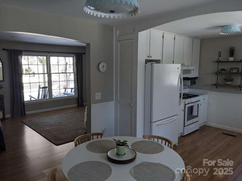 321 Donnybrook Drive, Asheville, NC 28806.  MLS# CAR4265443, YatesRealty ID 18787. 