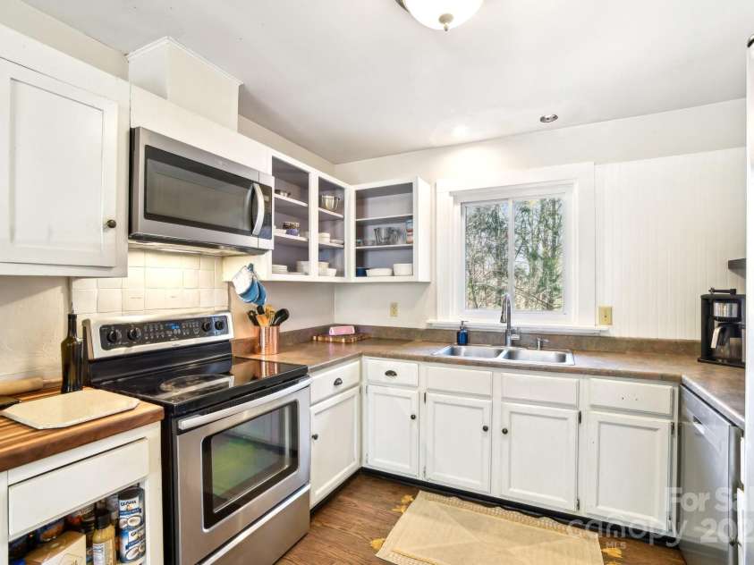 160 Lakota Lane, Tryon, NC 28782.  MLS# CAR4228822, YatesRealty ID 18789. Kitchen