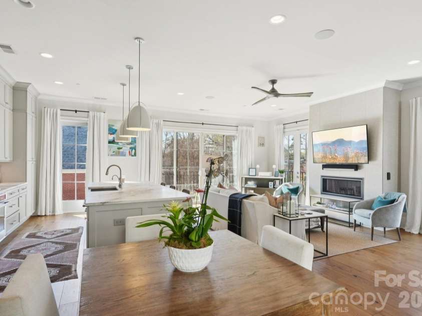 1708 Lombardy Circle, Charlotte, NC 28203.  MLS# CAR4362136, YatesRealty ID 18794. Corner end residence with natural light from three sides