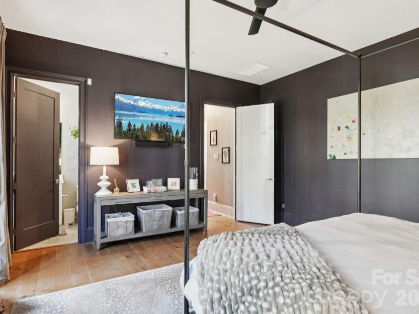 1708 Lombardy Circle, Charlotte, NC 28203.  MLS# CAR4362136, YatesRealty ID 18794. Main level primary suite